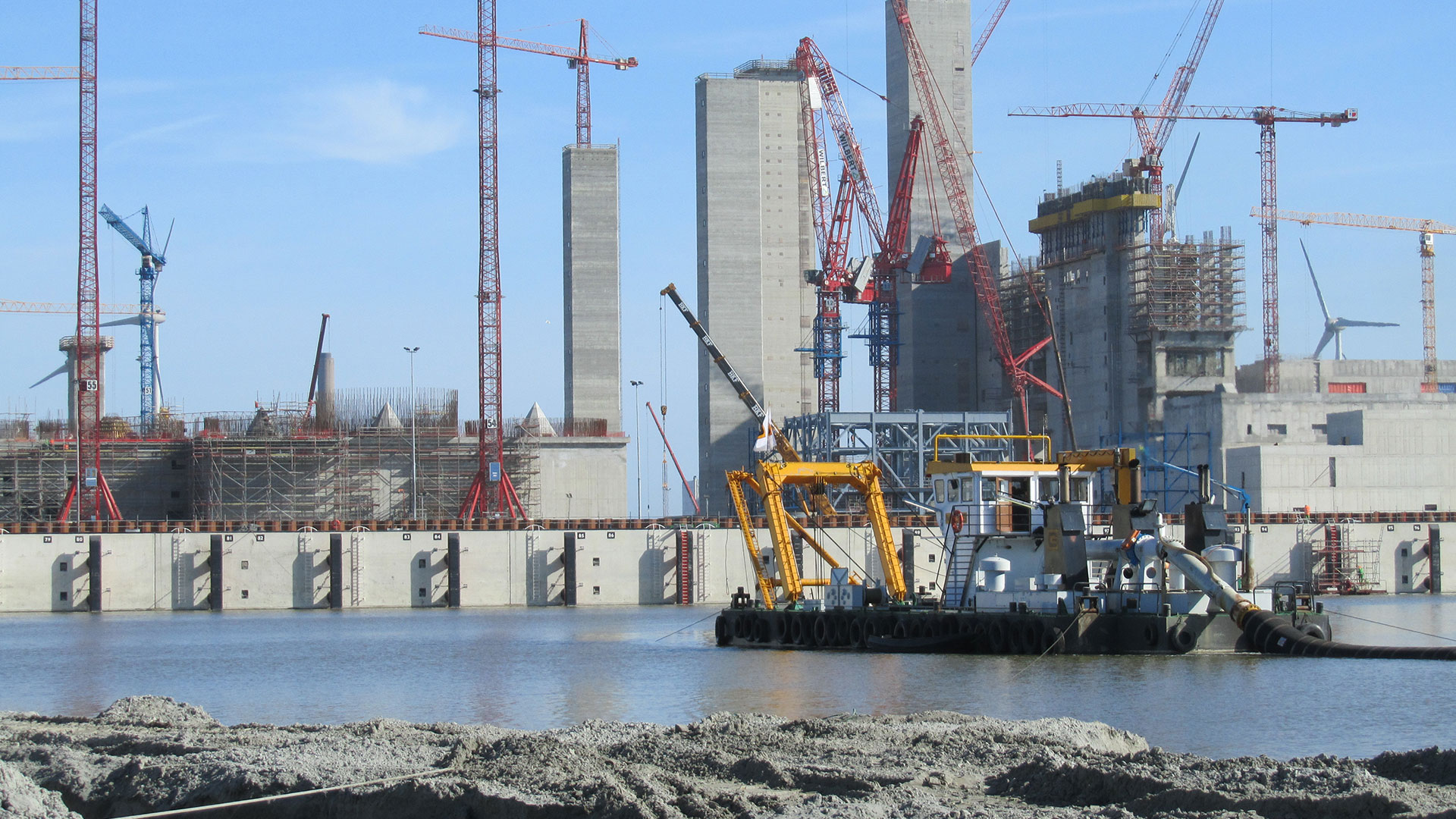 Ambitious work, heavy equipment for major port expansions. Ambitious work, heavy equipment for major port expansions.
