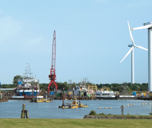 Husum seaport, <br> cleaning TBT polluted bottom. Husum seaport, <br> cleaning TBT polluted bottom.
