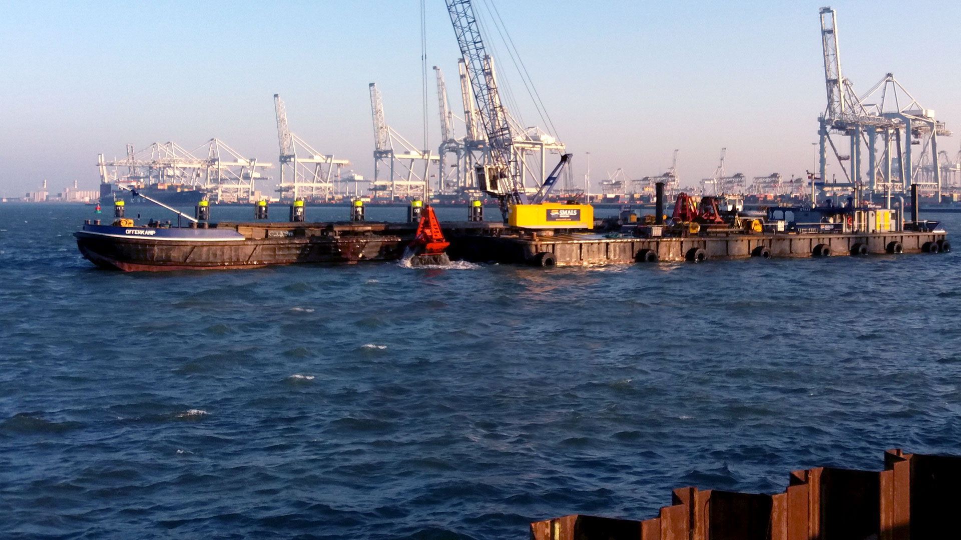 Oude talud vervangen door nieuwe kade,<br>Oost Rhenus, Europahaven Maasvlakte. Oude talud vervangen door nieuwe kade,<br>Oost Rhenus, Europahaven Maasvlakte.