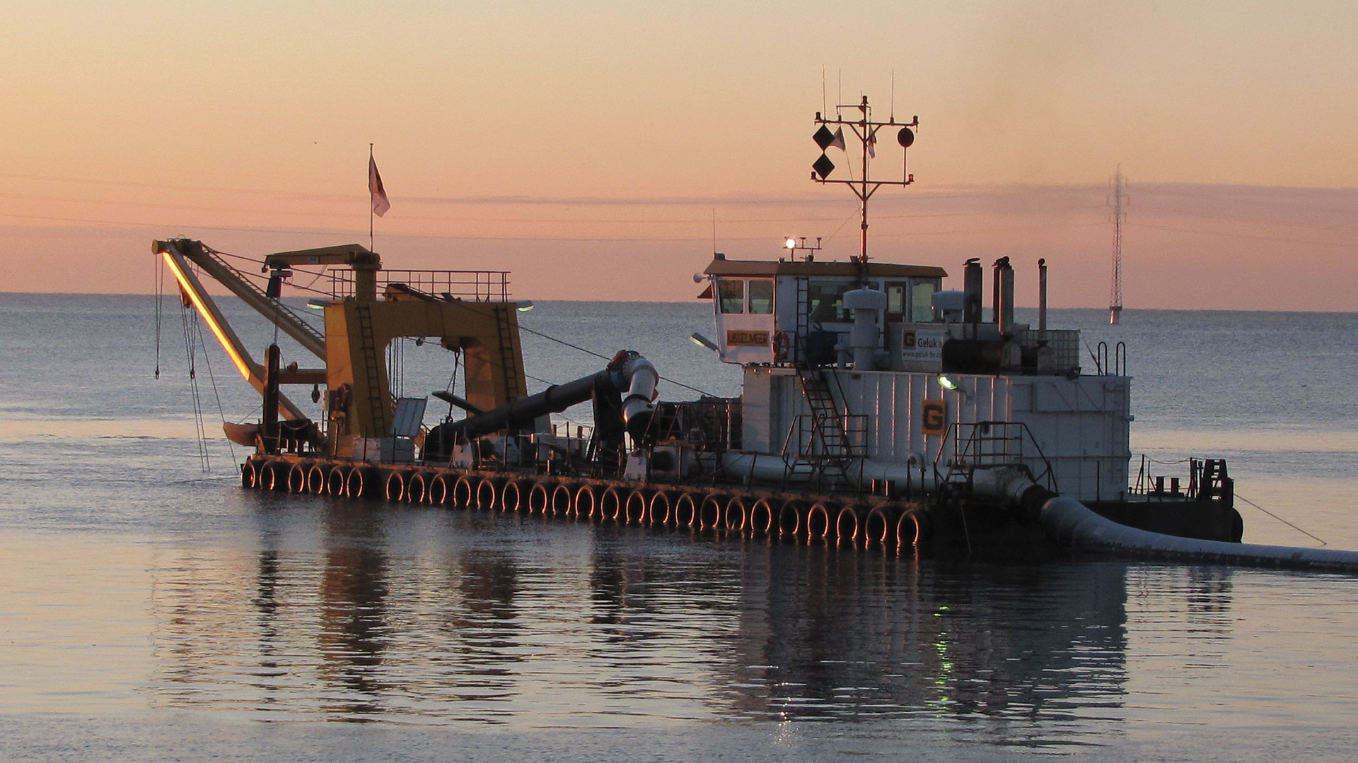 Seaworthy dredgers tidal proof with RTK-GPS. Seaworthy dredgers tidal proof with RTK-GPS.